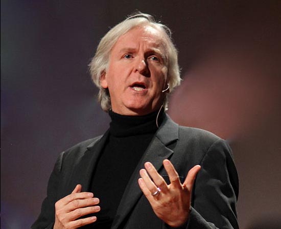 JAMES CAMERON - Este canadense, nascido em 16 de agosto de 1954, ficou famoso por dirigir, produzir e/ ou roteirizar vários filmes de Hollywood, como Aliens, Titanic e Avatar. Antes da carreira nos estúdios de cinema, Cameron estudou Física e Inglês em uma faculdade da Califórnia. Anos mais tarde, tornou-se motorista de caminhão e só deixou a profissão quando assistiu Star Wars e decidiu ingressar no cinema de ficção-científica. JAMES CAMERON - Este canadense, nascido em 16 de agosto de 1954, ficou famoso por dirigir, produzir e/ ou roteirizar vários filmes de Hollywood, como Aliens, Titanic e Avatar. Antes da carreira nos estúdios de cinema, Cameron estudou Física e Inglês em uma faculdade da Califórnia. Anos mais tarde, tornou-se motorista de caminhão e só deixou a profissão quando assistiu Star Wars e decidiu ingressar no cinema de ficção-científica.