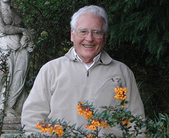 JAMES LOVELOCK (1919) - Cientista britânico que desenvolveu a Hipótese de Gaia, que descreve a Terra como um superorganismo. Construiu vários equipamentos de exploração de superfícies extraterrestres para a Nasa. Foi o primeiro pesquisador a descobrir a presença de CFC na atmosfera. JAMES LOVELOCK (1919) - Cientista britânico que desenvolveu a Hipótese de Gaia, que descreve a Terra como um superorganismo. Construiu vários equipamentos de exploração de superfícies extraterrestres para a Nasa. Foi o primeiro pesquisador a descobrir a presença de CFC na atmosfera.
