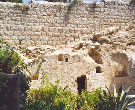 JARDIM DO TÚMULO - Outros cristãos, principalmente protestantes, acreditam que Jesus Cristo foi sepultado neste jardim, que fica fora das muralhas de Jerusalém. O local está localizado perto da entrada principal da cidade, o Portão de Damasco.
