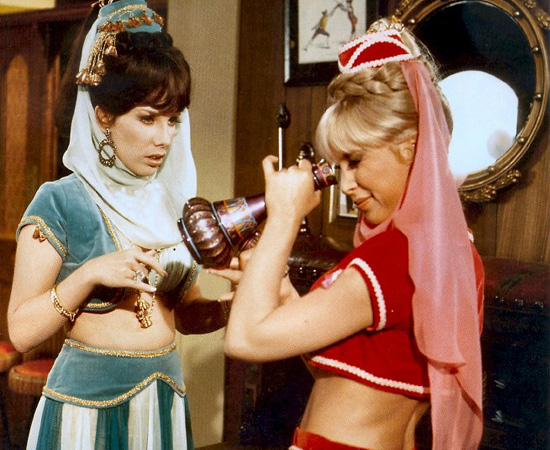 Jeannie é um Gênio (1965), é uma série sobre um piloto das forças aéreas dos EUA, que se apaixona por uma criatura que pode atender seus pedidos. Jeannie é um Gênio (1965), é uma série sobre um piloto das forças aéreas dos EUA, que se apaixona por uma criatura que pode atender seus pedidos.