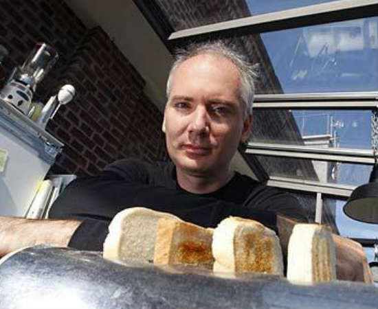E falando em torradas, tem quem colecione... torradeiras! Jens Veerbeck criou um site em 1996 para exibir seu acervo, que conta com mais de 600 desses eletrodomésticos.