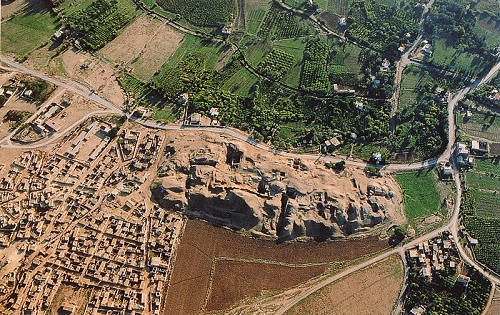 Citada diversas vezes na Bíblia, Jericó, às margens do rio Jordão, é importantíssima para judeus e cristãos. A cidade da Palestina é habitada há mais de 10 mil anos! Citada diversas vezes na Bíblia, Jericó, às margens do rio Jordão, é importantíssima para judeus e cristãos. A cidade da Palestina é habitada há mais de 10 mil anos!