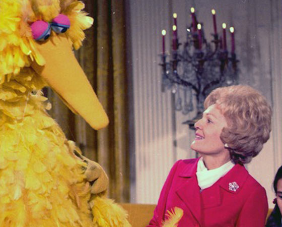 Os personagens de ´Vila Sésamo´, também criação de Henson, são tão populares que foram convidados para uma visita à Casa Branca. Na foto, Pat Nixon, esposa do ex-presidente dos EUA Richard Nixon, ao lado do boneco Garibaldo (Big Bird).