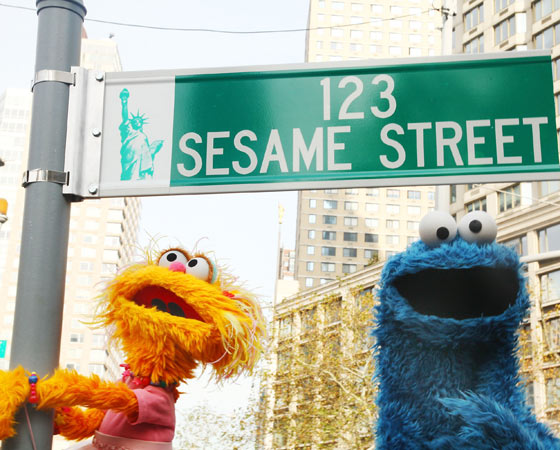 Bonecos da ´Vila Sésamo´ posam durante as comemorações do 40º aniversário da série infantil. Para homenagear a obra, esta rua na cidade de Nova York foi temporariamente renomeada para se tornar a real ´Vila Sésamo´.