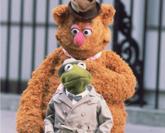 Urso Fozzie e Caco, o Sapo, caracterizados como repórteres investigativos no segundo filme dos Muppets, ´A Grande Farra dos Muppets´, em 1981.