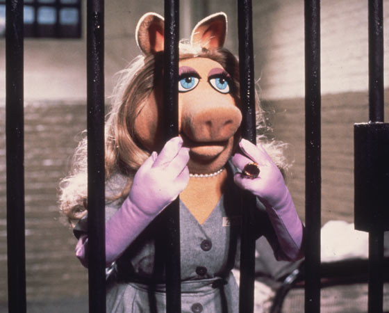 Nesta cena do filme ´A Grande Farra dos Muppets, Miss Piggy está presa por um roubo de jóias.