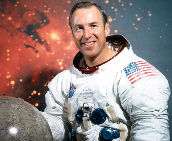 JIM LOVELL - Astronauta americano que comandou a missão Apollo 13 à Lua. Na viagem de ida, em 1970, o tanque de combustível explodiu e a tripulação precisou voltar emergencialmente à Terra. Dois anos antes, em 1968, integrou a missão Apollo 8 - realizando a primeira viagem na órbita da Lua. (Foi interpretado por Tom Hanks no filme Apollo 13). JIM LOVELL - Astronauta americano que comandou a missão Apollo 13 à Lua. Na viagem de ida, em 1970, o tanque de combustível explodiu e a tripulação precisou voltar emergencialmente à Terra. Dois anos antes, em 1968, integrou a missão Apollo 8 - realizando a primeira viagem na órbita da Lua. (Foi interpretado por Tom Hanks no filme Apollo 13).
