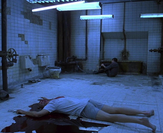 Jogos Mortais (James Wan, 2004) - Uma das séries com mais violência explícita do cinema começou com dois homens e um cadáver presos em um lugar abandonado. O homem morto no chão serve para lembrar que os sobreviventes podem morrer se não jogarem o jogo proposto por um maníaco desconhecido que parece saber muito sobre eles. Muitas cenas de tortura depois (inclusive uma automutilação histórica), a identidade do criminoso é revelada. Bem, mais ou menos. Jogos Mortais (James Wan, 2004) - Uma das séries com mais violência explícita do cinema começou com dois homens e um cadáver presos em um lugar abandonado. O homem morto no chão serve para lembrar que os sobreviventes podem morrer se não jogarem o jogo proposto por um maníaco desconhecido que parece saber muito sobre eles. Muitas cenas de tortura depois (inclusive uma automutilação histórica), a identidade do criminoso é revelada. Bem, mais ou menos.