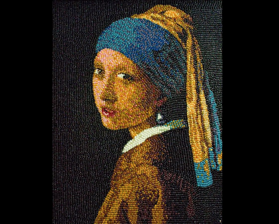 Esta é uma versão, feita com jujubas, do quadro Moça com Brinco de Pérola, de Johannes Vermeer. Esta é uma versão, feita com jujubas, do quadro Moça com Brinco de Pérola, de Johannes Vermeer.