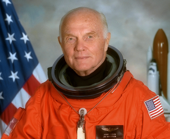 JOHN GLENN - No dia 20 de fevereiro de 1962, tornou-se o primeiro astronauta americano a entrar em órbita na Terra, à bordo da cápsula espacial Friendship 7. Foi o terceiro americano a viajar ao espaço.