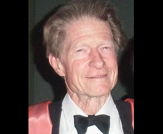 JOHN B. GURDON - Biólogo britânico, professor emérito da Universidade de Cambridge. Foi agraciado com o Prêmio Nobel de 2012 por descobrir que células maduras podem ser reprogramadas de modo a tornarem-se pluripotentes. O prêmio também foi entregue a Shinya Yamanaka. JOHN B. GURDON - Biólogo britânico, professor emérito da Universidade de Cambridge. Foi agraciado com o Prêmio Nobel de 2012 por descobrir que células maduras podem ser reprogramadas de modo a tornarem-se pluripotentes. O prêmio também foi entregue a Shinya Yamanaka.