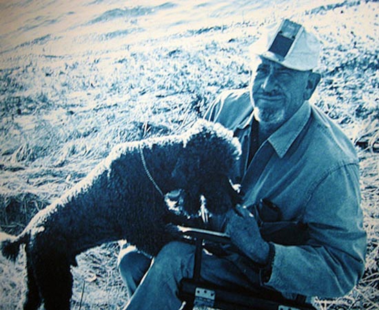 O escritor John Steinbeck aparece com seu cachorro Charley. O americano é autor de A Leste do Éden (1952) e As Vinhas da Ira (1939). Recebeu o Nobel de Literatura de 1962.