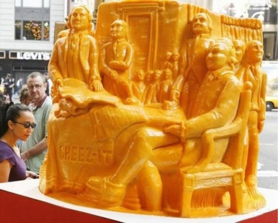 Um detalhe da pintura Declaração de Independência, de John Trumbull, esculpido em queijo. Um pouco nojento, não? Um detalhe da pintura Declaração de Independência, de John Trumbull, esculpido em queijo. Um pouco nojento, não?