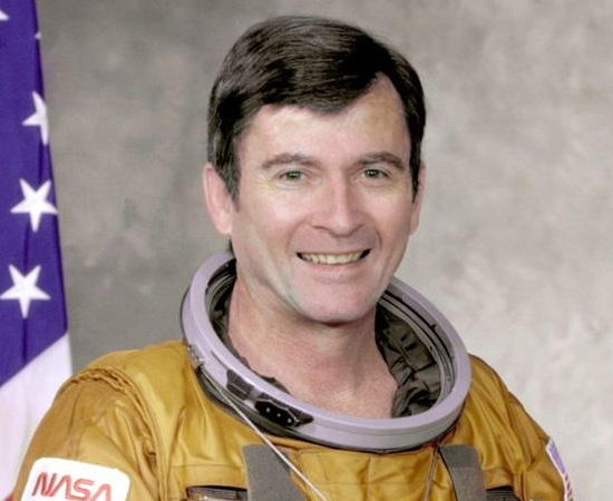 JOHN YOUNG - Astronauta americano que comandou a missão Apollo 16. Tornou-se o nono homem a pisar na Lua. Foi o único a viajar ao espaço seis vezes. JOHN YOUNG - Astronauta americano que comandou a missão Apollo 16. Tornou-se o nono homem a pisar na Lua. Foi o único a viajar ao espaço seis vezes.