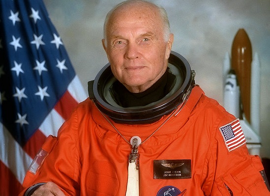 John Glenn é dono de dois recordes espaciais: foi o primeiro norte-americano a entrar em órbita, em 1962. Em 1998, quando Glenn tinha 77 anos, ele se tornou o homem mais velho no espaço, ao participar da missão  STS-95, que durou dez dias. Eu não sei o que poderia dizer sobre um dia em que você viu 4 lindos pores do sol, ele declarou sobre suas experiências no espaço.