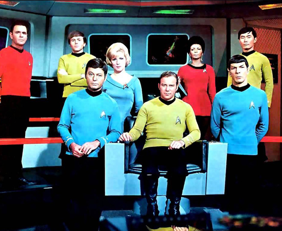 Jornada nas Estrelas (1966) é uma série de TV que conta a história dos tripulantes da nave Enterprise. Eles viajam, explorando o universo.