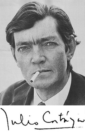 Julio Cortázar, escritor argentino e autor de Histórias de Cronópios e de Famas. Julio Cortázar, escritor argentino e autor de Histórias de Cronópios e de Famas.