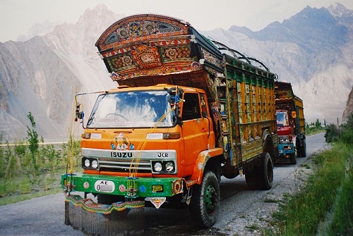 A Karakoram tem a fama de ser a rodovia pavimentada mais alta do mundo - em alguns pontos a estrada está a 4700 metros de altura. O nome vem da cadeia de montanhas Karakoram, cortada pela estrada, que liga a China ao Paquistão.