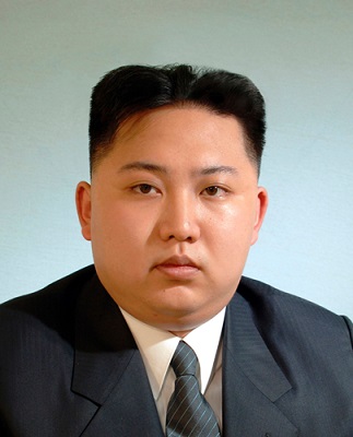 O terceiro líder supremo da Coreia do Norte assumiu o poder somente no final de 2011, após a morte do pai, o ditador Kim Jong-il. Mesmo com pouco tempo no poder, King Jong-un mantém as práticas ditatoriais no país. Em agosto deste ano, uma dançarina e supostamente ex-namorada de King Jong-un foi executada, juntamente com um grupo de músicos, todos acusados de vender pornografia. O terceiro líder supremo da Coreia do Norte assumiu o poder somente no final de 2011, após a morte do pai, o ditador Kim Jong-il. Mesmo com pouco tempo no poder, King Jong-un mantém as práticas ditatoriais no país. Em agosto deste ano, uma dançarina e supostamente ex-namorada de King Jong-un foi executada, juntamente com um grupo de músicos, todos acusados de vender pornografia.