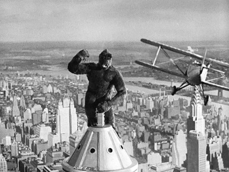 O <i>King Kong</i> clássico é de 1933, mas o cinema já viu algumas versões desde então. A última delas é de 2005, dirigida por Peter Jackson. Em todas, a trama é mais ou menos a mesma: um cineasta embarca para uma ilha selvagem, onde pretende gravar um filme. Lá, encontra o King Kong, entre outros seres fantásticos. O <i>King Kong</i> clássico é de 1933, mas o cinema já viu algumas versões desde então. A última delas é de 2005, dirigida por Peter Jackson. Em todas, a trama é mais ou menos a mesma: um cineasta embarca para uma ilha selvagem, onde pretende gravar um filme. Lá, encontra o King Kong, entre outros seres fantásticos.