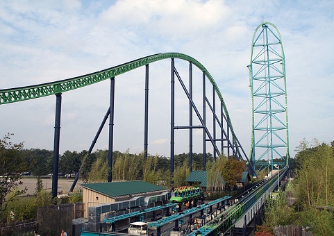 Da mais rápida para a mais alta. A Kingda Ka, que fica nos Estados Unidos, tem uma altura máxima de quase 140 metros! E essa montanha-russa pode não ser rápida como uma Ferrari, mas com certeza não é lenta: alcança 206 Km/h. Da mais rápida para a mais alta. A Kingda Ka, que fica nos Estados Unidos, tem uma altura máxima de quase 140 metros! E essa montanha-russa pode não ser rápida como uma Ferrari, mas com certeza não é lenta: alcança 206 Km/h.
