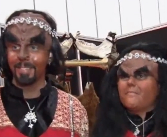A FRONTEIRA FINAL - Atenção, casamentos Klingon só são indicado em casos de nerdice extrema! Mas, se você adora Star Trek, é fluente em Klingon, não se importa com sobrancelhas bizarras e tem amigos compreensivos, vá em frente e sele seu amor em grande estilo! Clique em Leia Mais para assistir ao vídeo da cerimônia deste belo casal. A FRONTEIRA FINAL - Atenção, casamentos Klingon só são indicado em casos de nerdice extrema! Mas, se você adora Star Trek, é fluente em Klingon, não se importa com sobrancelhas bizarras e tem amigos compreensivos, vá em frente e sele seu amor em grande estilo! Clique em Leia Mais para assistir ao vídeo da cerimônia deste belo casal.