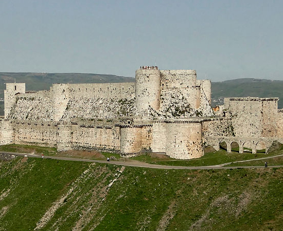 O Krak dos Cavaleiros, localiza-se na cidade de Homs, na Síria. Foi erguido nos séculos 17 e 18 pelos Cruzados, para servir de fortaleza aos Reinos Latinos do Oriente. Foi classificado como Patrimônio Mundial da Unesco desde 2006. É aberto à visitação. O Krak dos Cavaleiros, localiza-se na cidade de Homs, na Síria. Foi erguido nos séculos 17 e 18 pelos Cruzados, para servir de fortaleza aos Reinos Latinos do Oriente. Foi classificado como Patrimônio Mundial da Unesco desde 2006. É aberto à visitação.
