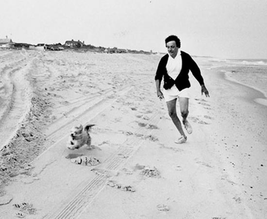 Kurt Vonnegut corre com seu cachorro Pumpkin. Ele escreveu romances, ensaios e peças de teatro. Ficou famoso por Matadouro 5 (1969), O Espião Americano (1961), Revolução no Futuro (1952) e Cama de Gato (1963).