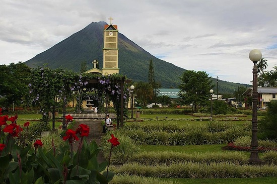 LA FORTUNA, COSTA RICA - Costa Rica é um dos poucos lugares ao norte do Equador de onde é possível observar as Nuvens de Magalhães, duas galáxias anãs satélites da Via Láctea. Um resort ao pé do vulcão oferece um bom ponto de observação junto a piscinas de águas termais. LA FORTUNA, COSTA RICA - Costa Rica é um dos poucos lugares ao norte do Equador de onde é possível observar as Nuvens de Magalhães, duas galáxias anãs satélites da Via Láctea. Um resort ao pé do vulcão oferece um bom ponto de observação junto a piscinas de águas termais.