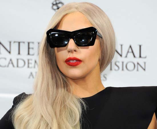 A cantora Lady Gaga também já foi stripper. O trabalho começou aos 18 anos, quando ela saiu da casa dos pais e precisou de dinheiro para se manter sozinha.