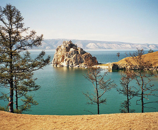 Existe uma razão para esta maravilha natural ser pouco conhecida: ela está localizada em uma das regiões mais frias do mundo, a Sibéria. O Baikal é o maior lago de água doce da Ásia, com 636 km de comprimento e 80 km de largura. Além disso, é o mais fundo do planeta, com 1680 metros de profundidade.