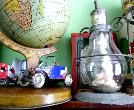 Para construir uma lamparina, basta encher a ampola de vidro com um combustível e embeber um barbante no líquido. O pavio deve ser estendido até o bocal da lâmpada.