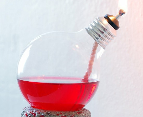 Você pode usar lâmpadas queimadas para fazer lamparinas caseiras.