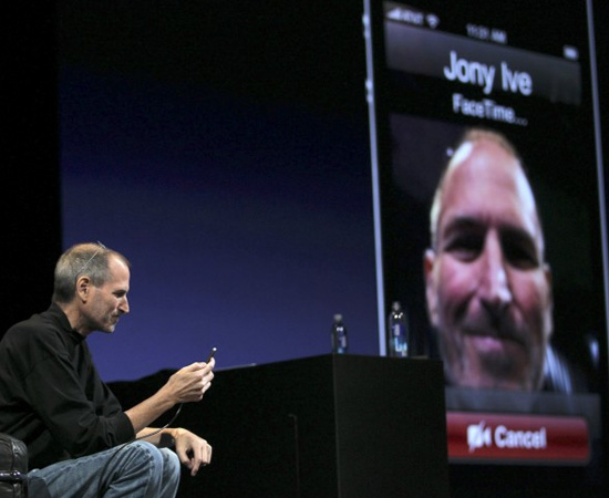 A versão 4.0 do iOS, lançada junto ao iPhone 4 (junho de 2010), tornou os dispositivos compatíveis com multitarefas. Além disso, o sistema habilitou a criação de pastas de aplicativos, o roteamento de Wi-Fi e o corretor ortográfico. Uma grande novidade, exclusiva para iPhone, foi o FaceTime, um aplicativo para chamadas de vídeo.
