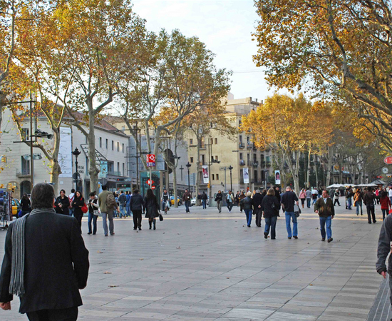 LA RAMBLA DE BARCELONA - Rua famosa do centro de Barcelona, na Espanha. Liga a Praça da Catalunha ao Porto Velho. Ramla é uma palavra árabe que significa leito de rio seco.