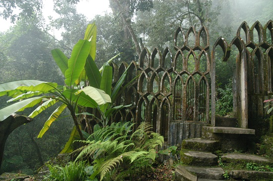 O jardim de esculturas Las Pozas fica no México. No meio da vegetação e de cachoeiras destacam-se esculturas de concreto em formatos incríveis.