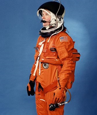 Como o nome sugere, o Launch Entry é um traje espacial desenvolvido para ser usado durante a decolagem e o pouso. Assim como o russo Sokol, tem a função de salvar a vida do astronauta no caso de algum problema com a pressurização. Foi muito usado a partir de 1988, pelos astronautas que participaram das primeiras missões com ônibus espaciais. Como o nome sugere, o Launch Entry é um traje espacial desenvolvido para ser usado durante a decolagem e o pouso. Assim como o russo Sokol, tem a função de salvar a vida do astronauta no caso de algum problema com a pressurização. Foi muito usado a partir de 1988, pelos astronautas que participaram das primeiras missões com ônibus espaciais.