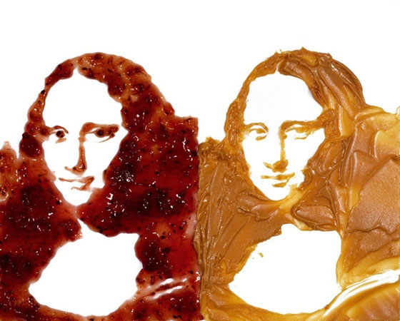 Manteiga de amendoim e geleia também podem ser usadas para criar arte. Aqui você vê duas reproduções do quadro Mona Lisa.