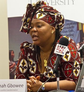 Leymah Gbowee liderou mulheres na Libéria, um movimento que conseguiu terminar com uma Guerra Civil que tinha matado cerca de 250 mil pessoas até então. Ela venceu o Prêmio Nobel da Paz de 2011. Leymah Gbowee liderou mulheres na Libéria, um movimento que conseguiu terminar com uma Guerra Civil que tinha matado cerca de 250 mil pessoas até então. Ela venceu o Prêmio Nobel da Paz de 2011.