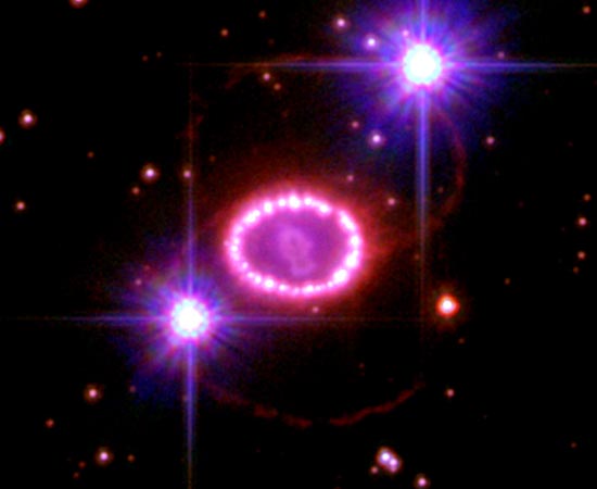 Linha de ‘Pérolas Cósmicas’ ao redor de uma estrela explodindo.