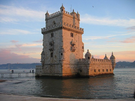 Nossos antepassados tiveram bons motivos para cair no mar e sair de Lisboa, mas isso não significa que a capital portuguesa seja pouco interessante. Não é preciso muito esforço para achar as belezas da cidade, que estão em cada esquina.