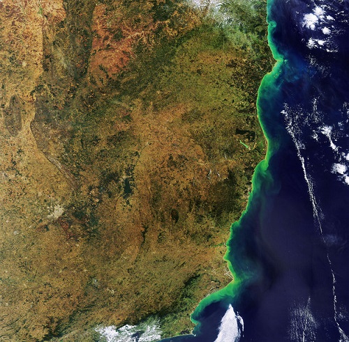 Pode ser que alguns leitores estejam nesta foto, tirada em 2011. A imagem mostra partes de três estados brasileiros: Rio de Janeiro, Espírito Santo e Bahia. Repare que dá para ver parte da Mata Atlântica espalhada pelo litoral brasileiro.