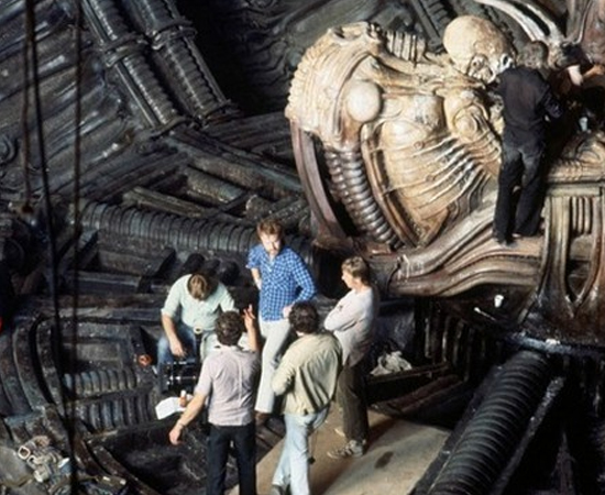LOCAÇÕES - O primeiro filme Alien foi gravado em estúdios de Londres. Como alguns sets de filmagem eram desproporcionais, algumas cenas foram feitas com crianças (os filhos de Ridley Scott e de um cinegrafista), em vez de adultos. As cenas de Aliens e Alien 3 também foram rodadas na Inglatera, também usando espaços abertos. Alien Resurrection foi gravado em estúdios da California. Alien vs. Predador foi filmado em Praga, na República Tcheca; e Alien vs. Predador: Requiem foi gravado em Vancouver, no Canadá. LOCAÇÕES - O primeiro filme Alien foi gravado em estúdios de Londres. Como alguns sets de filmagem eram desproporcionais, algumas cenas foram feitas com crianças (os filhos de Ridley Scott e de um cinegrafista), em vez de adultos. As cenas de Aliens e Alien 3 também foram rodadas na Inglatera, também usando espaços abertos. Alien Resurrection foi gravado em estúdios da California. Alien vs. Predador foi filmado em Praga, na República Tcheca; e Alien vs. Predador: Requiem foi gravado em Vancouver, no Canadá.