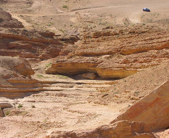 LOCAÇÕES - O primeiro filme da saga, Caçadores da Arca Perdida, foi rodado na França, na Inglaterra, no Havaí, na Califórnia, e em um deserto da Tunísia (que também serviu de locação para Star Wars). Já o segundo filme, Indiana Jones e o Templo da Perdição, foi filmado no Sri Lanka, na China, na Inglaterra e em locações da Califórnia e da Flórida (EUA). O terceiro filme, Indiana Jones e a Última Cruzada, foi gravado na Espanha, na Inglaterra, em Veneza (Itália) e nos estados americanos do Colorado, Califórnia e Texas. O último filme foi rodado no Havaí, em Connecticut, Califórnia e Novo México (EUA), e nas Cataratas do Iguaçu (Brasil / Argentina).