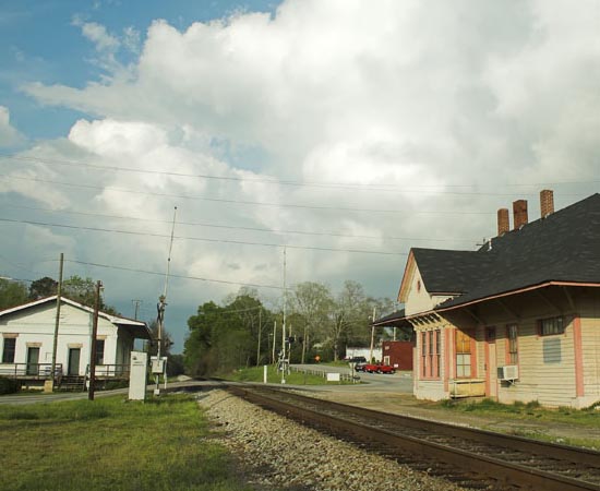 LOCAÇÕES - A maioria das cenas da série de TV The Walking Dead foi gravada em cenários de pequenas cidades do estado americano da Geórgia. LOCAÇÕES - A maioria das cenas da série de TV The Walking Dead foi gravada em cenários de pequenas cidades do estado americano da Geórgia.