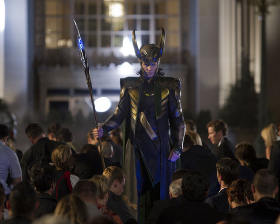 O vilão é Loki, irmão de Thor.