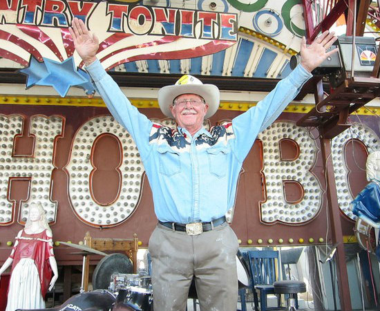 O neurocirurgião e politico Lonnie Hammargren se diz um fã incondicional de Las Vegas, como se vê nesse pedaço de memorabilia da foto acima. Mas na coleção dele cabe um pouquinho de tudo: vai desde pedaços de montanhas-russas até uma cápsula espacial da nave Apollo. Coração de colecionador é igual ao de mãe, né?