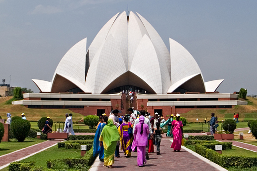 Na Índia dos prédios seculares uma construção bem mais moderna chama atenção. É o Lotus Temple, em formato de flor de lótus. Esse templo foi inaugurado 1986 e fica em Nova Délhi, capital do país. Quer ver mais uma coisa que parece ficção? O Lotus Temple não é dedicado a nenhuma religião específica, mas é aberto para todas as fés do mundo.