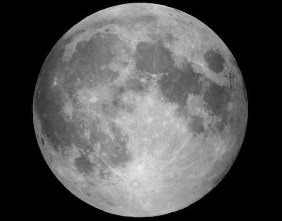 No último dia 10 de agosto, Fábio e Gabriela aproveitaram para fotografar a Super Lua, fenômeno que ocorre quando o satélite se encontra no ponto mais próximo da Terra.