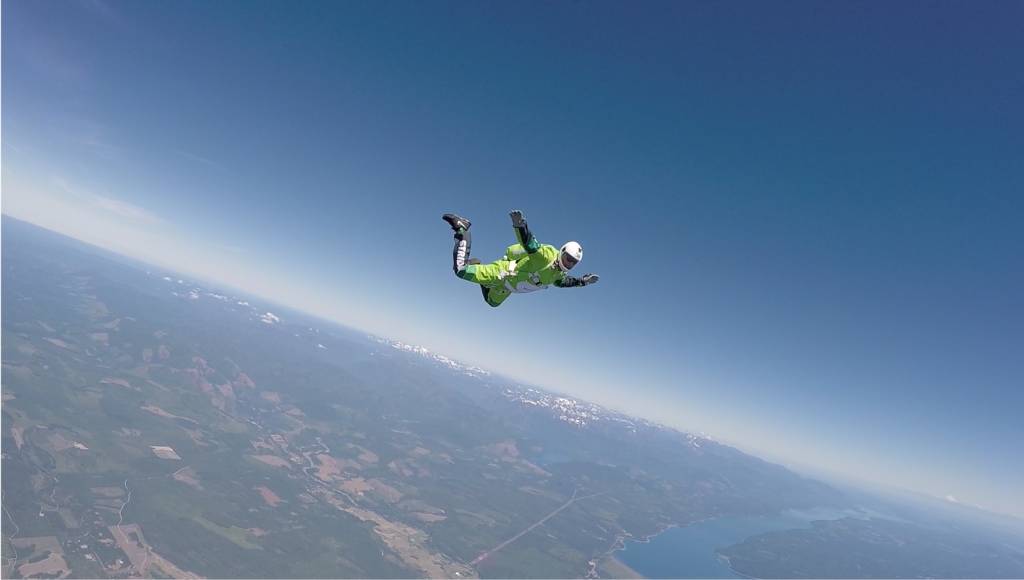 Homem pula de avião sem usar paraquedas – e sobrevive